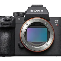 Sony alpha 7R III je v primerjavi s predhodnikom  7R II nadgrajen  s skoraj dvojno količino zajema slikovnih točk.