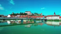 “Maribor je lepi, Ptuj pa starodavni kraj,” je trdil, 
namesto da bi rekel, kot je prav: Maribor je lep, 
Ptuj pa starodaven kraj.