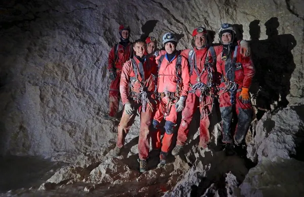 Ekipa jamarjev na dnu jame Hudi Vršič na globini 1026 
metrov