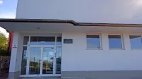 OŠ Šmarje poka po šivih, saj jo obiskuje 319 učencev v 16 oddelkih, kar je največ do zdaj.