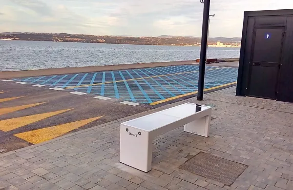 Na pametni klopi ob obalni cesti je moč polniti mobilne 
telefone, tablice in prenosne računalnike ter se  povezati na 
brezplačni internet.