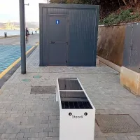 Mimoidoči polnijo baterije na pametni klopi