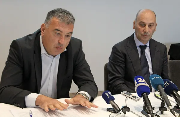 Žarko Tatalovič in Marjan Batagelj (desno) bosta morala počakati, da se o tem, katera od dveh 
nedavnih skupščin je bila veljavna in katera ne, izjasni sodišče.