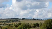 Če bi se uresničili vsi načrti investitorjev v gradnjo vetrnih 
elektrarn na Senožeškem bi bili krajani obkroženi z najmanj 
40 vetrnicami, kakršna je obstoječa v bližini Dolenje vasi.