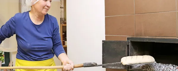 Za dober rezultat mora biti krušna peč ravno prav ogreta, 
štručke pa ravno prav vzhajane.