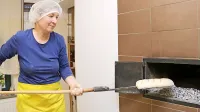 Za dober rezultat mora biti krušna peč ravno prav ogreta, 
štručke pa ravno prav vzhajane.