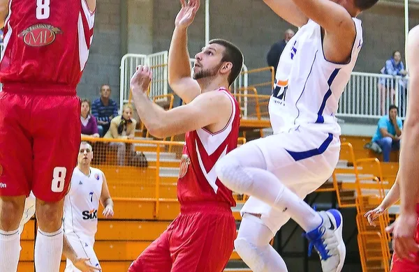 V Portorožu bo v uvodnem delu sezone drevi že drugi 
primorski derbi. Pred dvema tednoma je sežanska mesarija 
gladko zaustavila domače nalete in zmagala s 84:63.