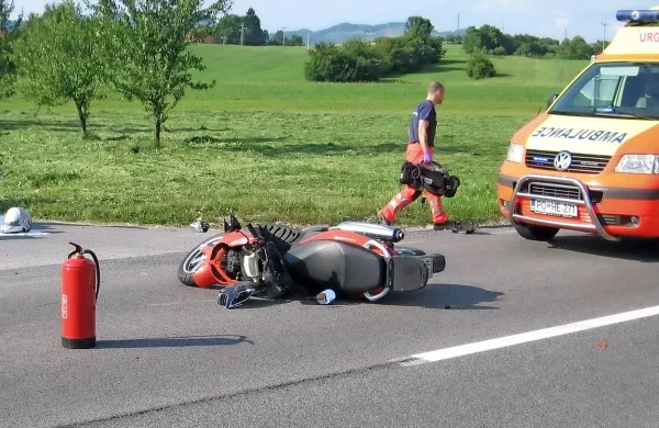 Sodnik koprskega okrožnega sodišča je voznico tudi po 
ponovnem sojenju znova spoznal za krivo tragične nesreče, 
ki se je pred šestimi leti zgodila pri odcepu za Hrenovice. 