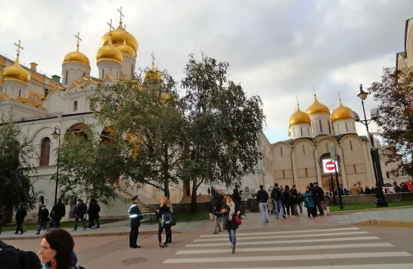 Iz Bolšoj teatra, hotela Metropol, trgovskega centra GUM in 
več drugih javnih zgradb zaradi groženj z bombami evakuirali 
več tisoč ljudi.