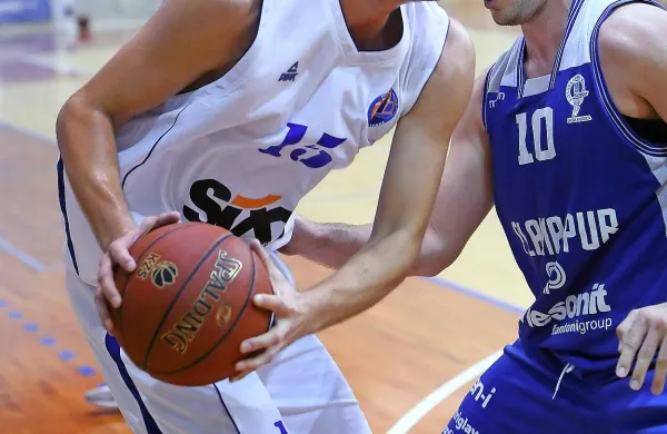 Ukrajinec Vadim Prokopenko (ob njemu je  z 18 točkami 
najboljši bistriški strelec Anže Srebovt) se je s 14 skoki izkazal 
za pomembno okrepitev Portoroža.