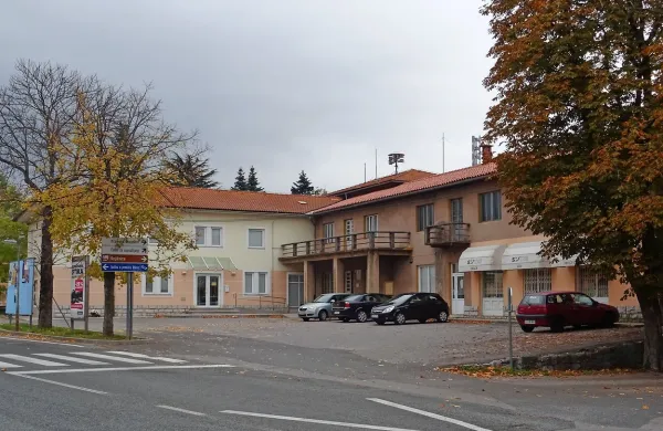  Knjižnico (na levi strani) naj bi preselili in namesto nje spet 
uredili prireditveno dvorano. V desnem krilu stavbe  naj bi 
prostore dobila društva in morda tudi knjižnica. 