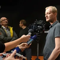Urbano komedijo Resnica je režiral Alen Jelen.  