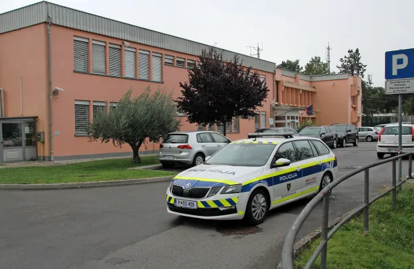 Od 10.30 do 15.30, ko je prišla iz Ljubljane spodbudna vest, 
so bila  vrata koprske policijske postaje zaprta, sam vhod pa 
celo zastražen.
