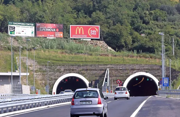 V predoru Markovec so včeraj popoldne trčili trije avtomobili.