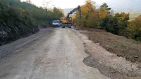 Med Dolenjami in Planino obnavljajo   nekaj več kot  300 
metrov lokalne ceste.