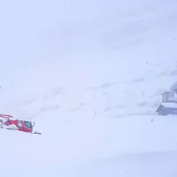 Včeraj so v megli in snegu že teptali sneg, da ga ne bi odnesla burja. Kmalu bo znano, ali bo 
treba sprožiti plazove  in ali bo smuka možna  konec tega tedna.