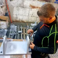  V delavnici Sončnega Kanina sestavljajo baterije za sedežnico Graben. 