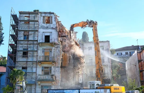Ru&scaron;ilni bager zagrizel v portoro&scaron;ko vilo Virginio