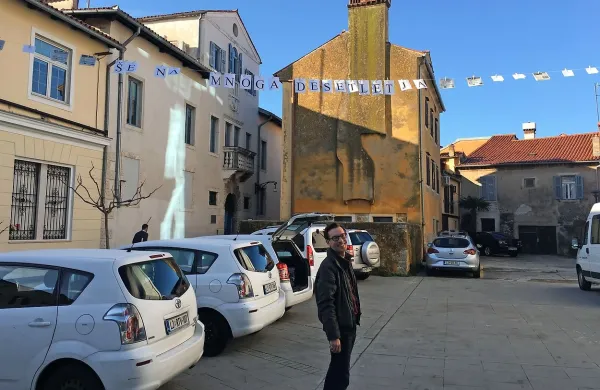 Dan se je začel z napenjanjem vrvice. S svoje stavbe v 
koprski ulici Osvobodilne fronte so jo do palače Tarsia 
napeljali kolegice in kolegi z Radia Koper, nanjo pa nanizali 
čestitke s sporočilom: “Še na mnoga desetletja!”
