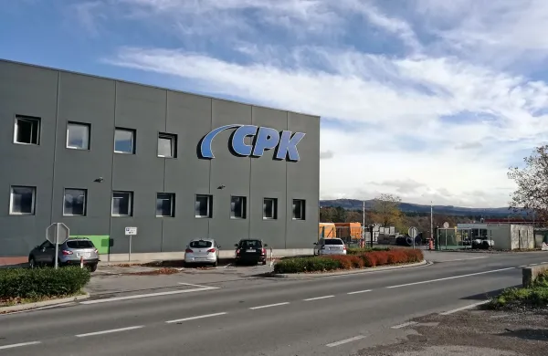 Občina je najprej vzdrževanje cest podelila Godini, a se je 
CPK pritožil na državno revizijsko komisijo, ki mu je ugodila in 
občini naložila še  stroške postopka v višini 15.600 evrov.  