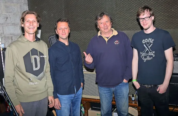 Na nocojšnjem koncertu bo Mef predstavil tudi svoj nov 
električni bend, v katerem igrajo (z leve) Gregor Brajkovič, 
Marko Tomič in Jaša Hedžet.