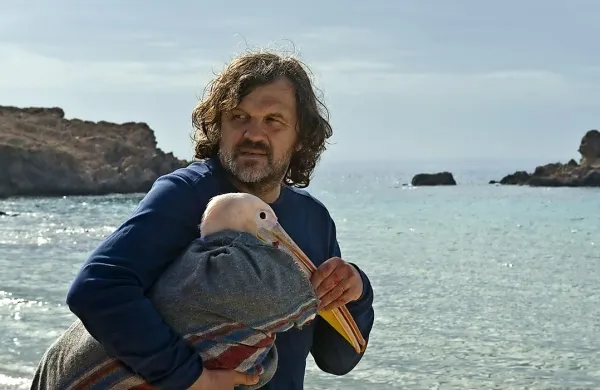 Emir Kusturica je v filmu odigral eno glavnih vlog. 