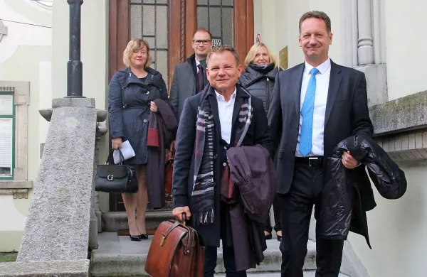 Po mnogih letih je Popoviča včeraj na sodišču znova 
spremljal odvetnik Franci Matoz. V ozadju (z desne) Maja 
Šviligoj Cernaz ter  njena odvetnika Dean Babič in Alenka 
Majerič. 