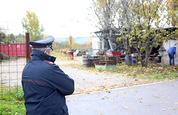 Domačin je  v svoji lopi  odpiral neeksplodirano sredstvo  in pri tem  sprožil eksplozijo. 