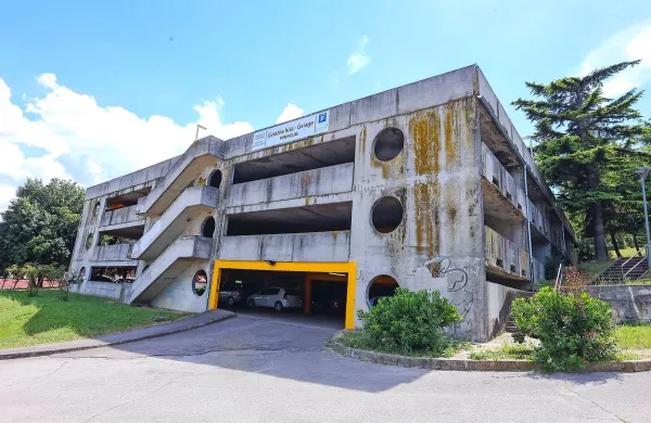 Garažno hišo v Prisojah bodo v prihodnjih dneh obnavljali. 