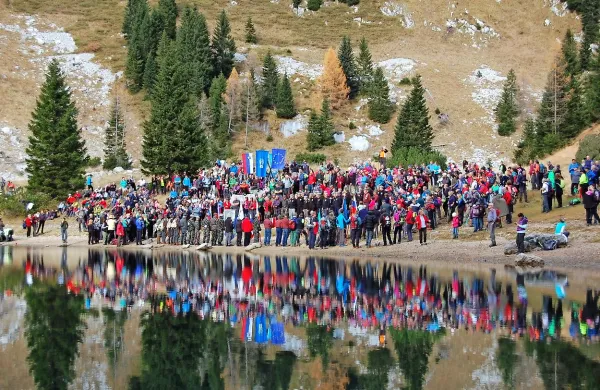 Vsako leto se številni pohodniki ob Krnskem jezeru poklonijo 
trpljenju in žrtvam prve svetovne vojne. 