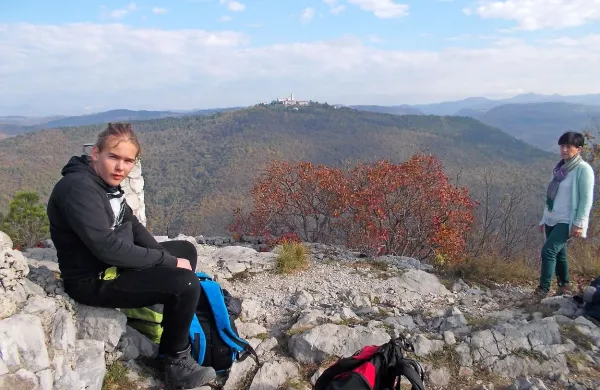 Sabotin (na fotografiji),  Sveta Gora (v ozadju) in Škabrijel so 
najvišje točke Teka treh vrhov.