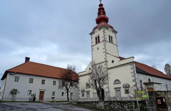 Sedanja podoba cerkve sv. Martina v Hrenovicah kaže, da je 
bila večkrat predelana, najverjetneje je prva cerkev tu stala že 
v 10. stoletju. Notranjost cerkve je v  renesančno-baročnem 
slogu, z romanskimi ostanki. Nedavno so obnovili streho 
župnišča ter streho in pročelje zvonika.   