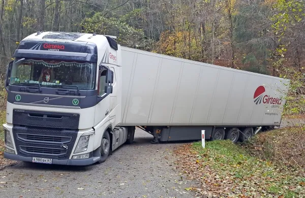 Na ozko brkinsko cesto naj bi ga pripeljala navigacijska 
naprava. 