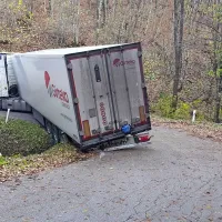 Voznika tujega tovornjaka so policisti zaradi vožnje pod 
vplivom alkohola pridržali.
