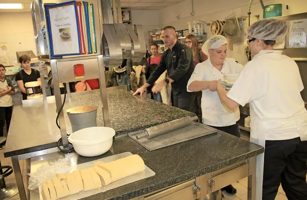 S poklicem slaščičarja so se osnovnošolci seznanili v prostorih kuhinje v Hitovi Perli.