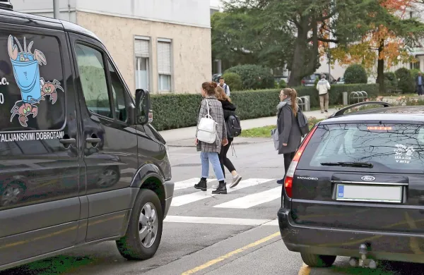 Zaradi premajhnega števila parkirnih mest  starši  otroke vse 
pogosteje “puščajo”  kar pred telovadnico in tako z avtomobilom zaprejo pogled pešcem na vozišče, ko želijo 
varno prečkati prehod.