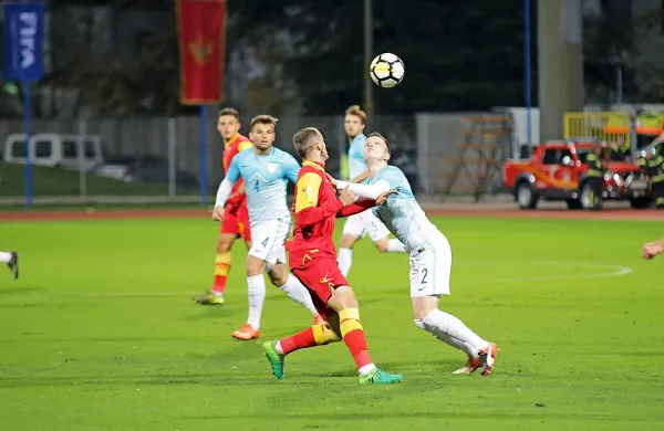 Slovenski nogometaši (v svetlejših dresih) so sinoči z 2:0 
premagali Črno goro.  