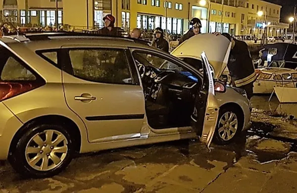 Šofer je najverjetneje pozabil zategniti ročno zavoro in 
avtomobil je počasi zdrsnil v morje.