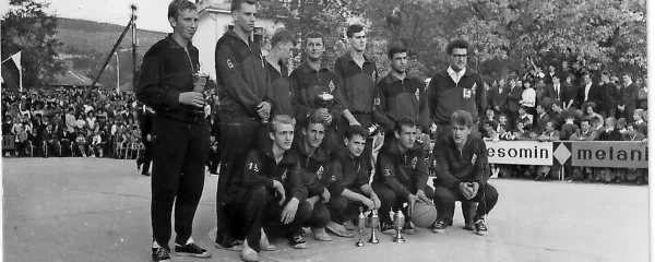 Fotografija iz leta 1964, ko so bistriški košarkarji osvojili prvo 
mesto v 1. republiški ligi.  