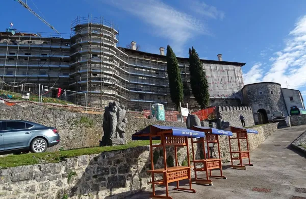 V osrednjem stolpu gradu v Štanjelu, ki ga trenutno obnavljajo, bodo uredili center za promocijo regionalnih produktov z vinoteko. 