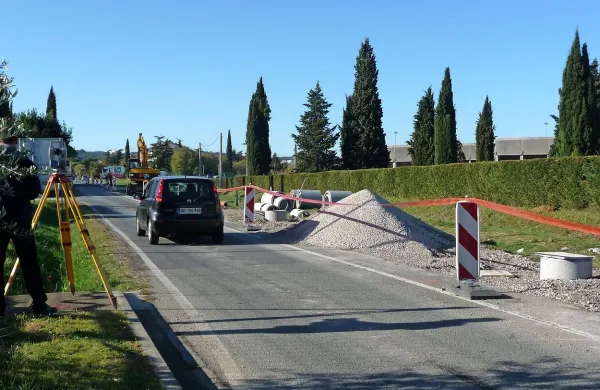 Po   cesti je mogoče voziti le v  smeri od avtokampa  proti Kajuhovi ulici.