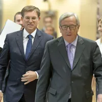 Premier Miro Cerar se je o slovenskem predlogu glede NLB 
pogovarjal tudi s predsednikom Evropske komisije Junckerjem.