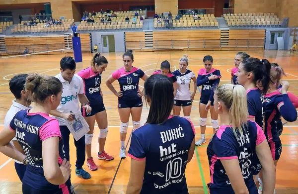 Odbojkarice GEN-I Volleyja so v tekmi 6. kroga 1. DOL za 
ženske izgubile proti Calcit Volleyju z 0:3 (-18, -21, -21).
