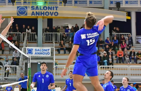 Odbojkarji Salonita Anhovo so v 6. krogu 1. DOL za moške v 
gosteh premagali Hoče s 3:2 (-24, -18, 22, 15, 11).
