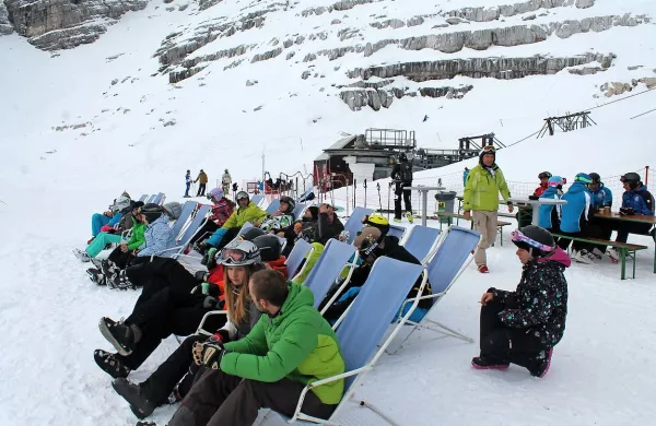 Kljub temperaturi pod ničlo so bili ležalniki kaninskega Ski Bum bara dobro zasedeni.