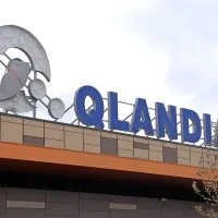 Gasilci so se morali tudi povzpeti na  streho nakupovalnega 
središča Qlandia, da bi pritrdili  visečo ploščo na že od prej  
polomljenem velikem napisu na strehi.
