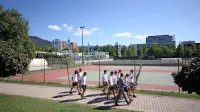 Kjer sredi mesta zdaj vadijo tenisači, naj bi nekoč plavalci.

