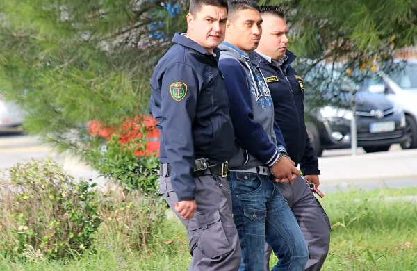Ervin Hudorovac (med pravosodnima policistoma) je ostal 
sam na zatožni klopi.