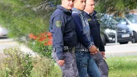 Ervin Hudorovac (med pravosodnima policistoma) je ostal 
sam na zatožni klopi.