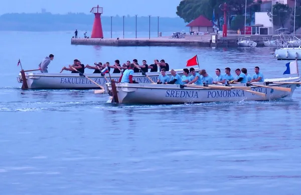 Mednarodnega tekmovanja se je udeležilo 22 ekip, dvobojevali so se na dveh kuterjih srednje pomorske šole in fakultete za 
pomorstvo iz Portoroža.